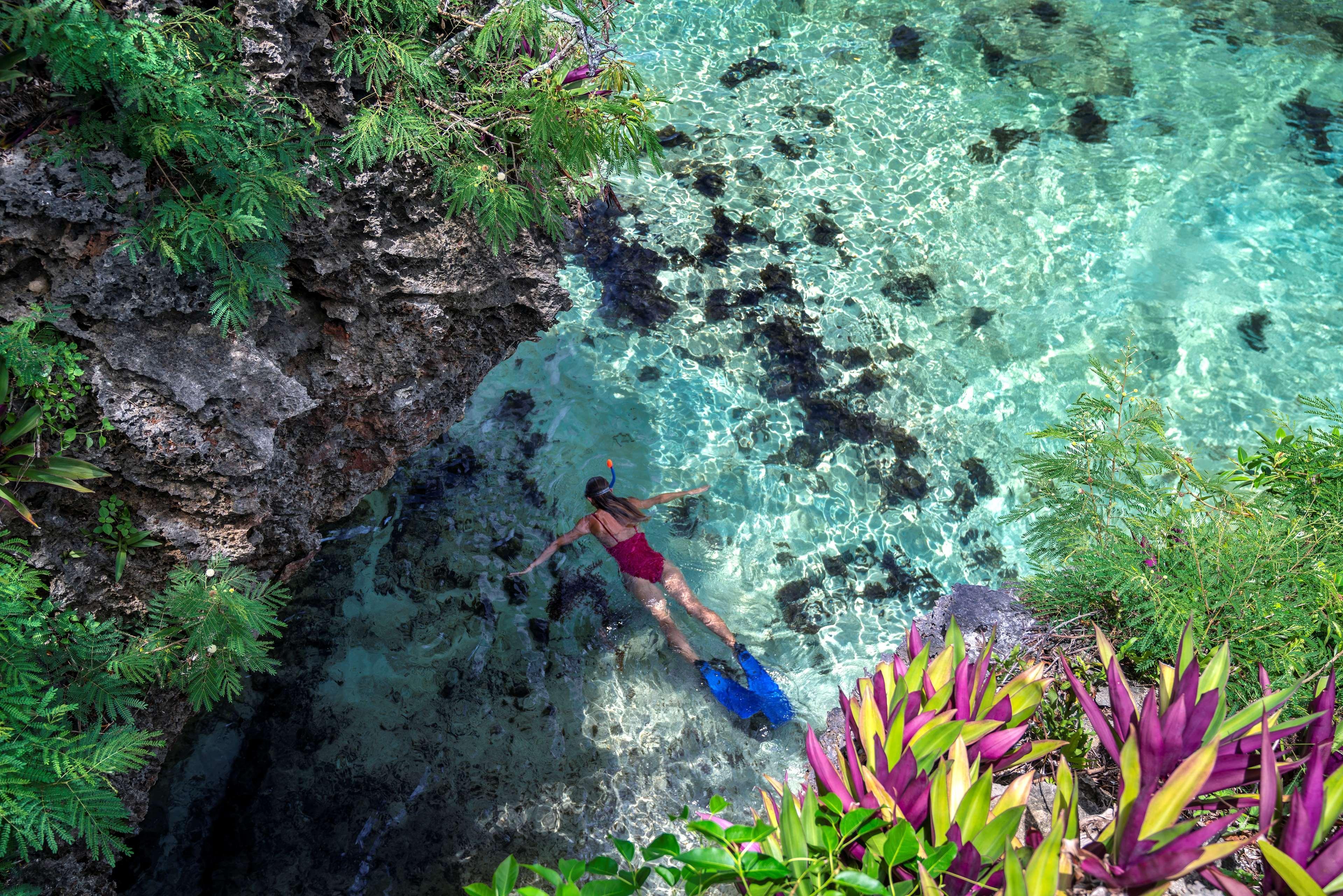 Shangri-La Yanuca Island, Fiji Voua Exterior foto A woman snorkeling at the Blue Grotto