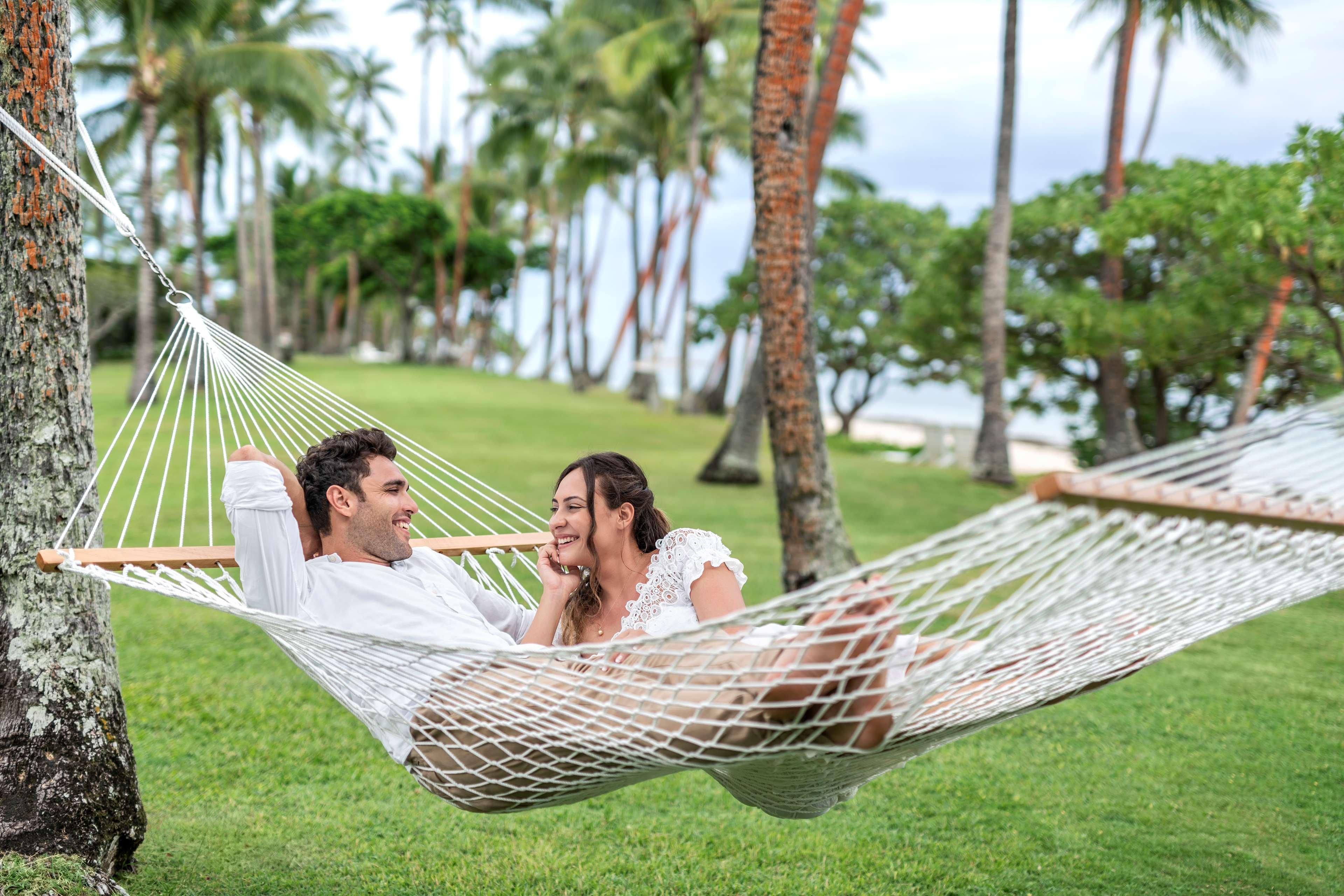 Shangri-La Yanuca Island, Fiji Voua Exterior foto A couple relaxing in a hammock