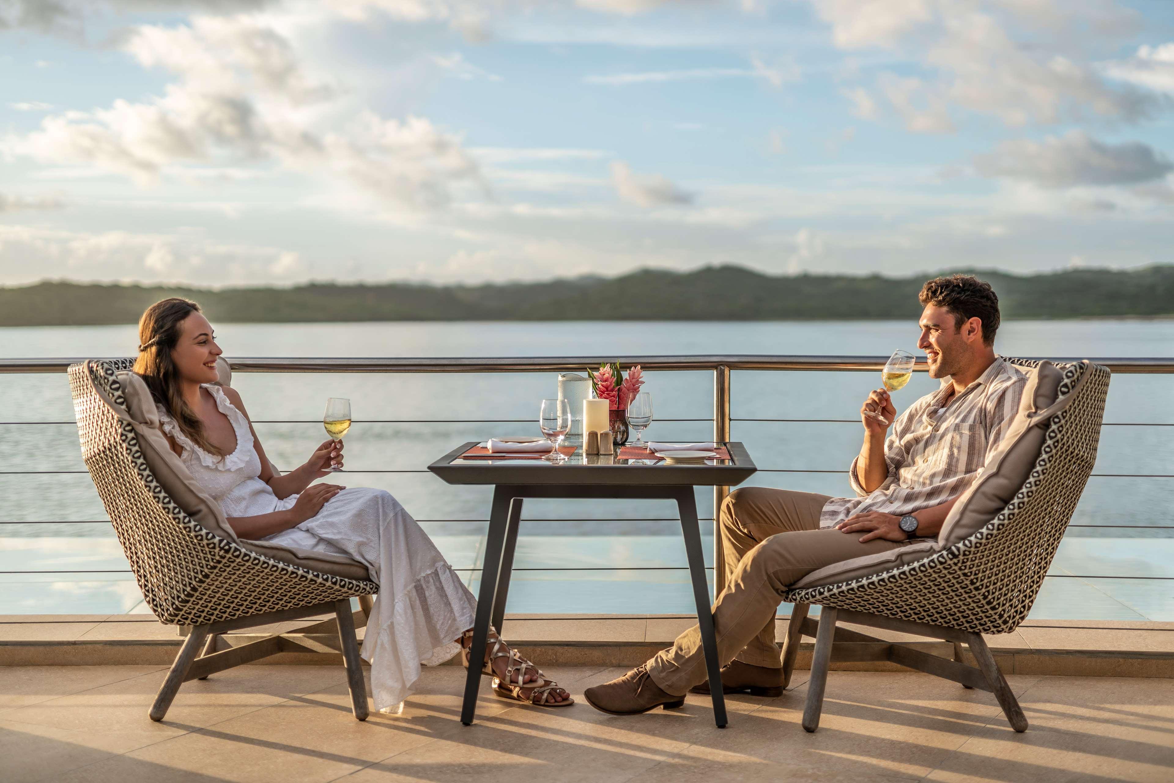 Shangri-La Yanuca Island, Fiji Voua Exterior foto A couple on the balcony of a suite on the Regent Seven Seas Mariner
